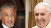 Sylvester Stallone se reúne con el Papa Francisco y éste le lanza golpes de box