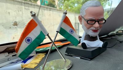 Un Modi-móvil recorre calles en la India para captar el voto indeciso en las generales