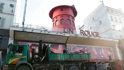 Mühlrad des Pariser Cabarets Moulin Rouge stürzt ab