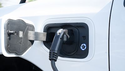 N.Y. Gov. Hochul announces over 100 fast-charging electric vehicle stations coming to NYC