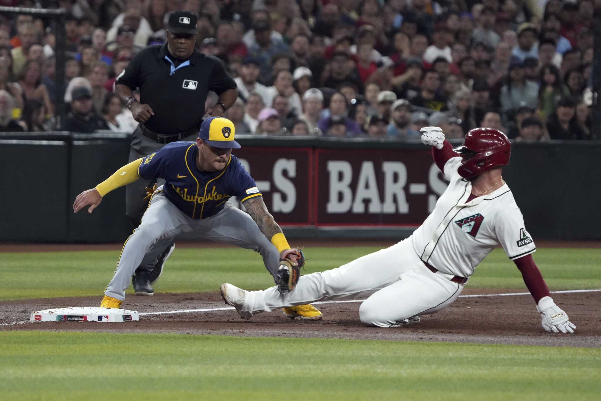 Hoskins homers, Brewers extend NL Central lead with 2-1 win over Diamondbacks