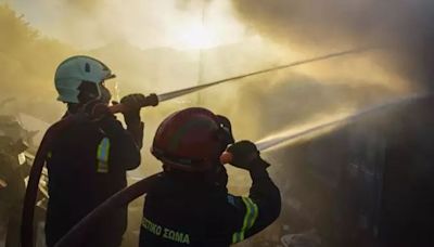 Detenidos 13 tripulantes de un yate, acusados de provocar un incendio en una isla griega