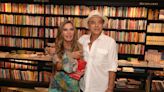 Ao lado do marido Carlos Alberto Riccelli, Bruna Lombardi lança livro no Rio