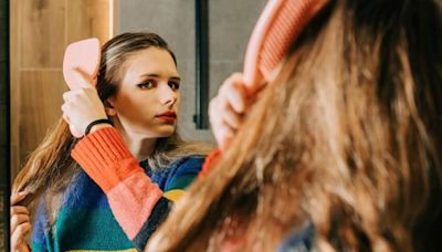 Dermatologist warns against DIY 'glitter hair tip' that 'fries' your hair