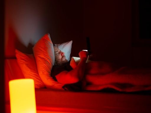 Luz roja para dormir: ¿cómo de efectivo es este remedio que promete un sueño reparador?