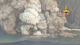 Una colada de lava del volcán Estrómboli llega a mar tras una fuerte explosión eruptiva