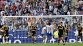 El sueño del Real Oviedo muere en la orilla: el Espanyol remonta (2-0) y asciende a Primera