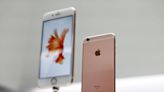 Apple reduz preços de iPhone na China diante de concorrência acirrada com Huawei Por Reuters