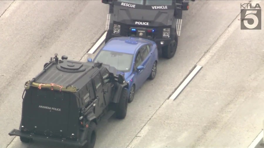 Police standoff on 91 Freeway in Orange County ends, massive traffic jam still in place