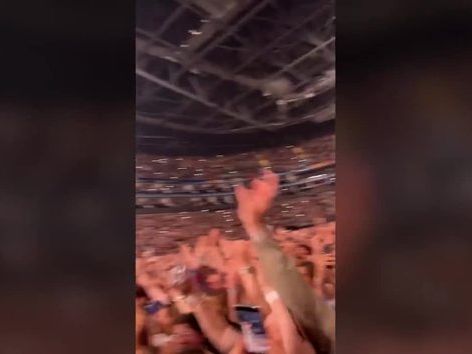 The Killers interrumpe su concierto en Londres para ver la semifinal de Inglaterra - MarcaTV