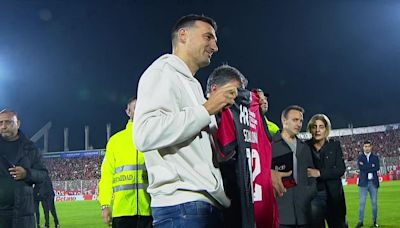 Homenaje a Lionel Scaloni en el Marcelo Bielsa: fue a ver el partido de Newell´s