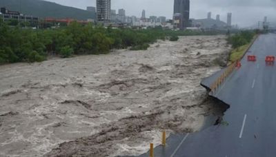 Captan en video desgajamiento de importante vialidad en Monterrey