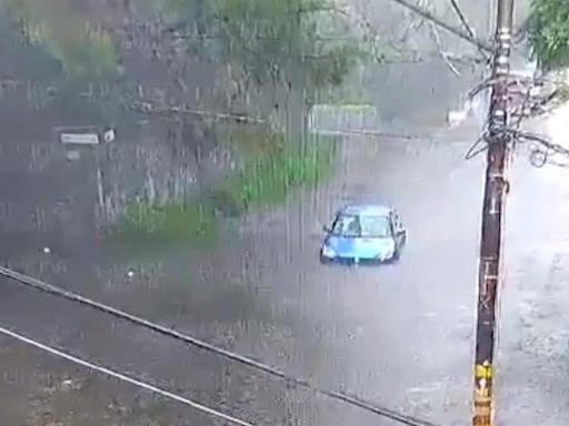 Caos en Ciudad de México por fuertes inundaciones; coches bajo el agua y gente sin poderse mover