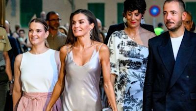 La reine Letizia d'Espagne fait sensation dans une robe argentée