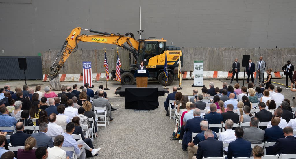 NY, NJ sign $6.9B deal with federal government for Hudson River rail tunnel as part of Gateway project