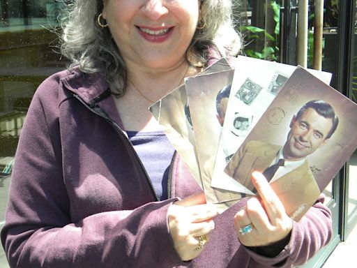 Mister Rogers postcards get Streetsboro woman an appearance on 'Antiques Roadshow'