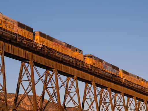 Couple Leaps 90 Feet Into Gorge From Popular Photo Spot to Avoid Oncoming Train