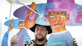 Artista salvadoreño junta en una obra a inmigrantes reales y otros de madera