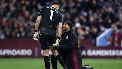 Dibu Martínez sintió dolor en el muslo derecho y salió en el entretiempo, en el empate de Aston Villa ante Chelsea