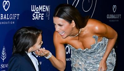 El desparpajo y simpatía del hijo de 6 años de Eva Longoria en la alfombra roja: "No quería irse"