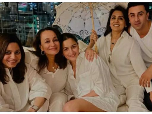 Alia Bhatt hosts Mother's Day celebration for Soni Razdan and Neetu Kapoor; shares heartwarming pic with Ranbir Kapoor and Shaheen Bhatt - Times of India