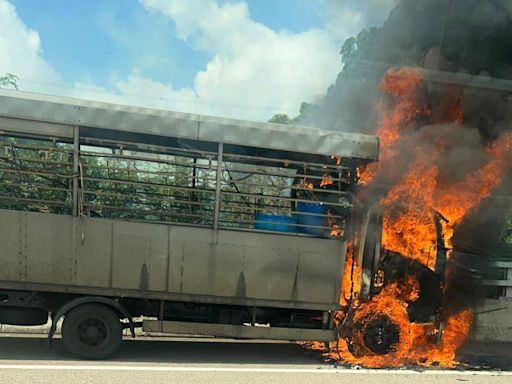 吐露港公路貨車焚燒 濃煙席捲半空 往上水一度交通擠塞