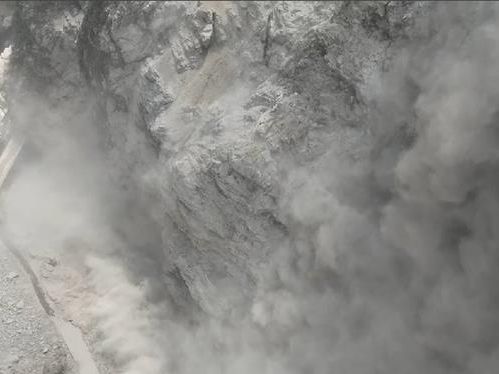 中橫流芳橋段又坍！山壁岩盤滑落斷交通 落石飛噴煙塵遮目 - 生活