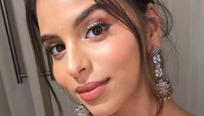 Puppy Videobombs Suhana Khan's Makeup Tutorial, Check Out Her Reaction - News18