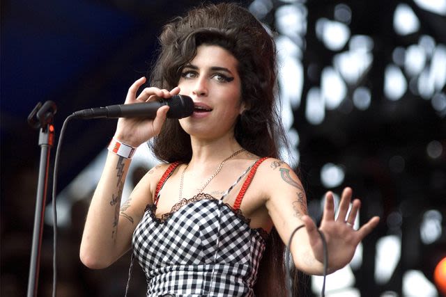 Kelly Clarkson recalls Amy Winehouse doing karaoke 'before she was who she was': 'I was like, wait, what?'