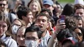 Estudiantes de Columbia colocan banderas de Israel frente a la sentada propalestina