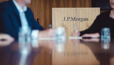 Jp Morgan pagherà altri 100 milioni per le lacune del programma di sorveglianza commerciale. Annullato un sequestro in Russia