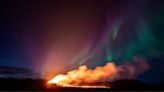 NO COMMENT: Una increíble erupción volcánica bajo las auroras boreales de Islandia