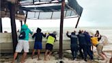 A unas horas del impacto del huracán Beryl: así sale la gente de la isla de Holbox