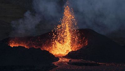 印尼火山噴發！疏散上萬人 發布海嘯警報、一機場關閉