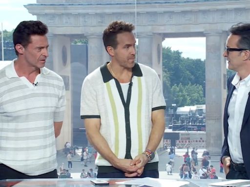 Ryan Reynolds y Hugh Jackman irrumpen en el plató de RTVE para apoyar a la Selección: "¡Avisa de esto!"