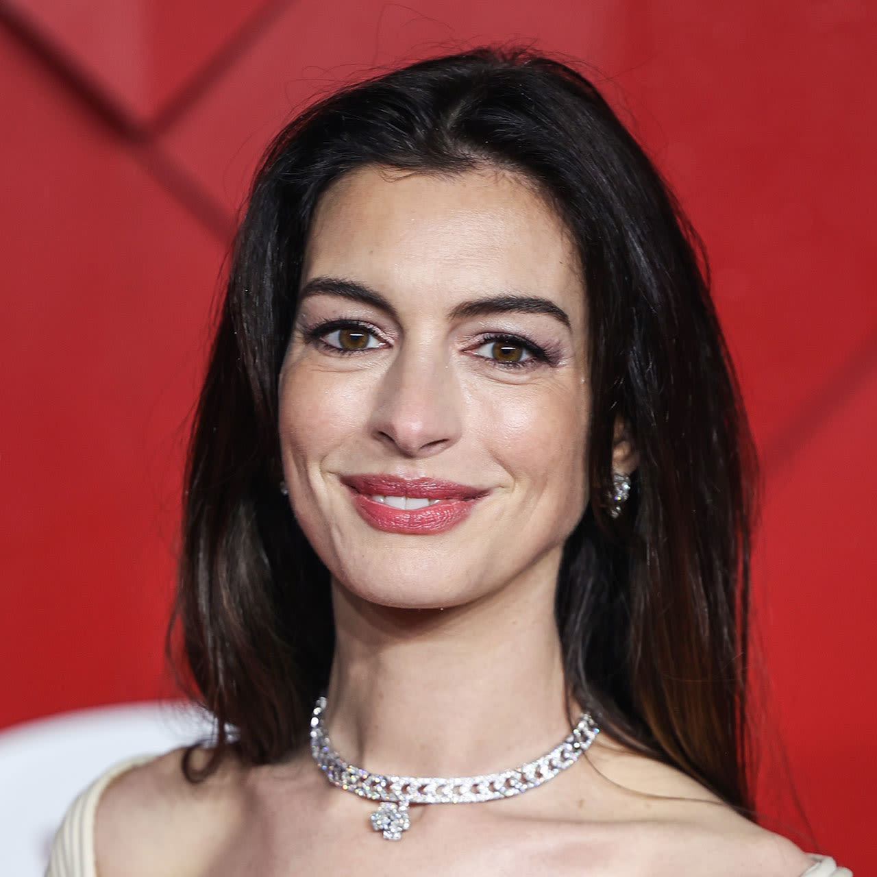 Fans React To Anne Hathaway’s Hack For Getting Fuller Lips Using Just A Hair Pin: ‘Best Trick’