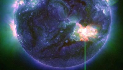 A huge solar storm is slamming into the Earth. Scientists say you should look up