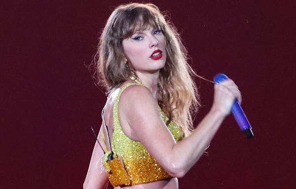 Taylor Swift wears Chiefs colors & blows kiss to boyfriend Travis at Paris show