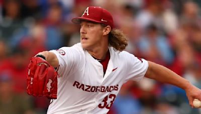 Arkansas defeats Florida 2-1 in series-opener