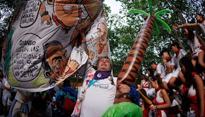 La Federación de Peñas de Pamplona presenta sus pancartas para San Fermín 2024