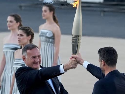 Olympische Spiele: Griechen übergeben olympisches Feuer an Paris