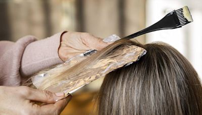 Hojas de nogal para oscurecer el cabello: Así se prepara este tinte natural que también promueve el crecimiento capilar