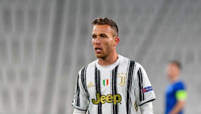 Como make initial contact for Juventus’ Arthur Melo