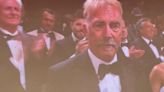 La Nación / Cannes: ovación de 7 minutos hace llorar a Kevin Costner