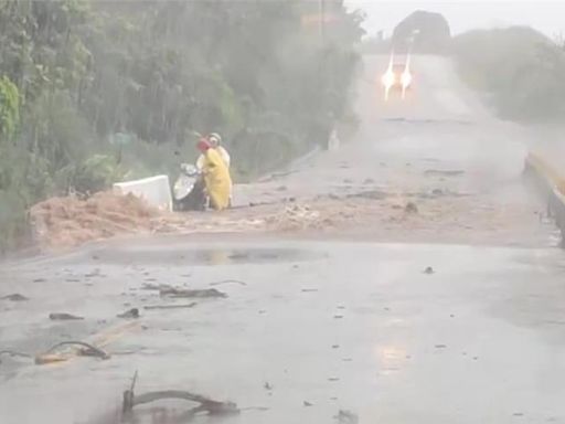 影》蘭嶼環島公路野溪暴漲 驚見土石流鄉公所成立應變小組 - 生活