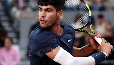 Carlos Alcaraz no jugó bien y cometió muchísimos errores, pero pasó de ronda en Roland Garros