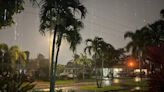 Lluvias torrenciales en el sur de Florida obligan a guardar tabla de surfear y sacar el paraguas