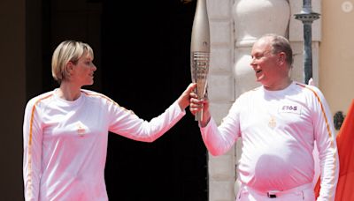 Charlene et Albert de Monaco à l'unisson pour tenir la flamme olympique sur le Rocher, leurs enfants Jacques et Gabriella présents