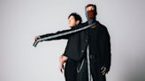 Twenty One Pilots reflete sobre tempo e saúde mental com sonoridade sólida em novo álbum