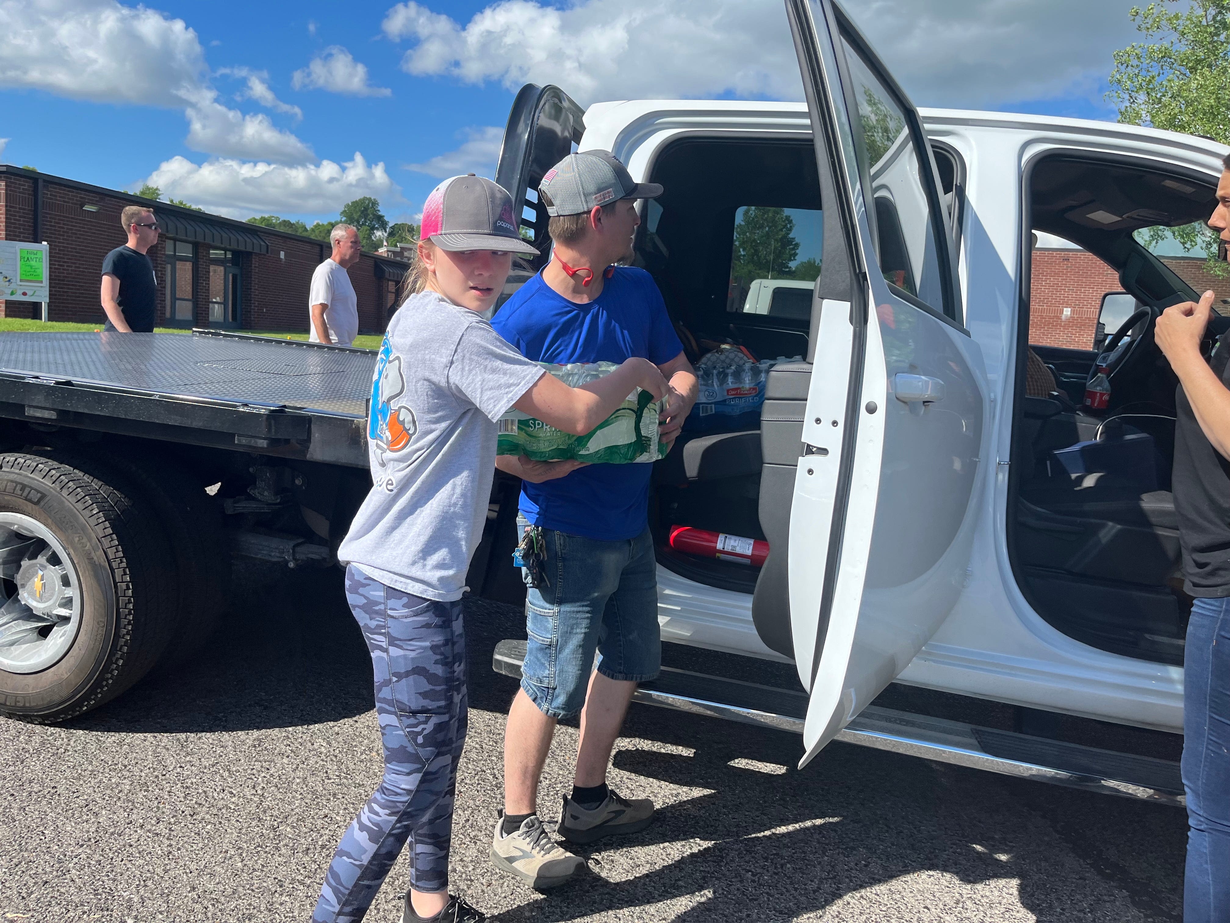 Hundreds flock to aid families impacted by Columbia tornado: 'Volunteer State for a reason'